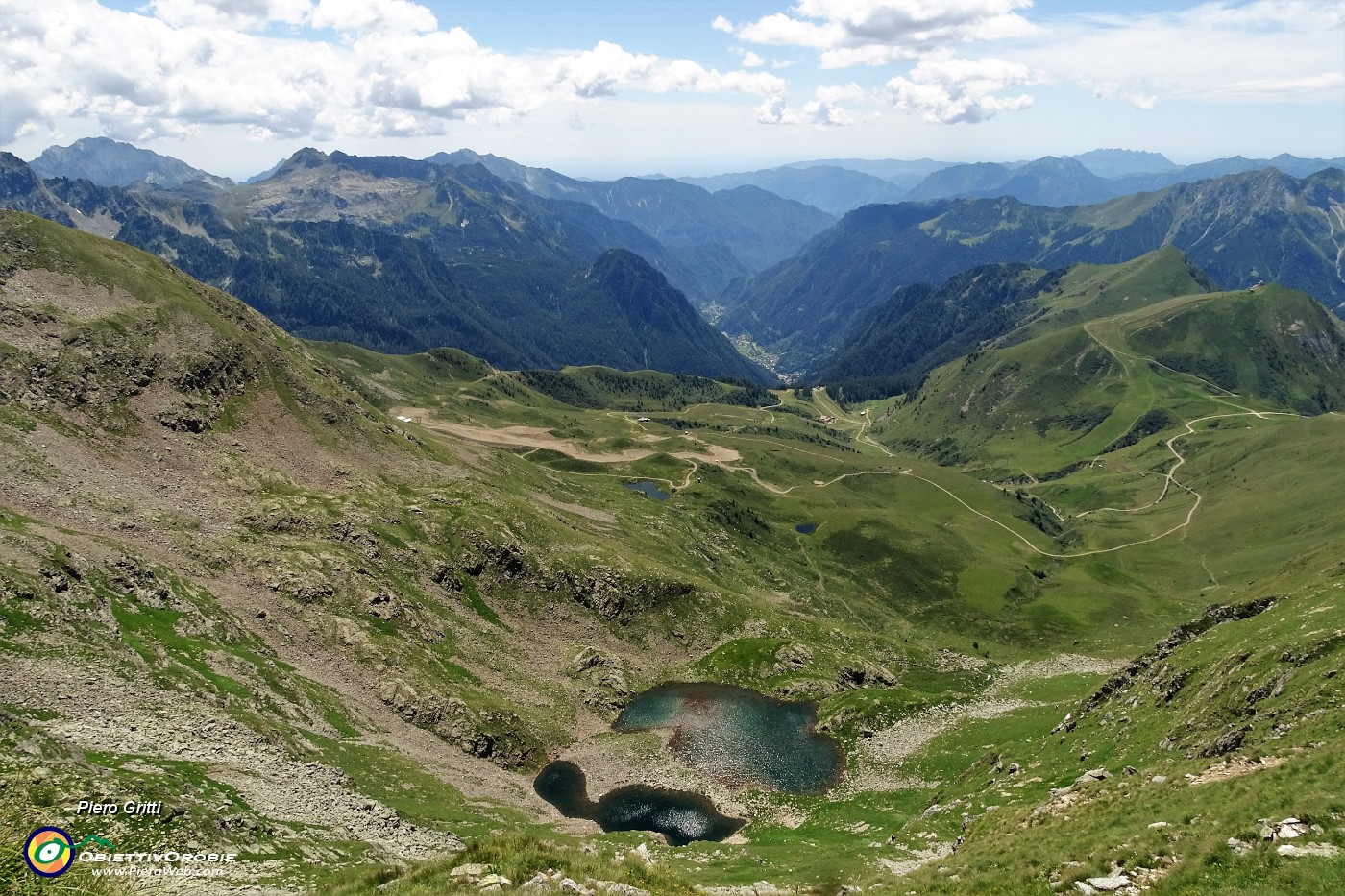 53 A precipizio sui laghetti del Corno Stella e verso la Val Carisole e Brembana.JPG